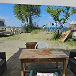 キャンプ場 Beachfront Caravans