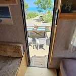مكان تخييم Beachfront Caravans