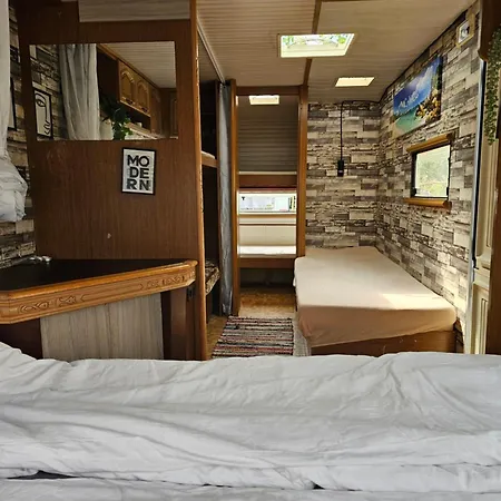 Beachfront Caravans * 切尔诺莫雷茨